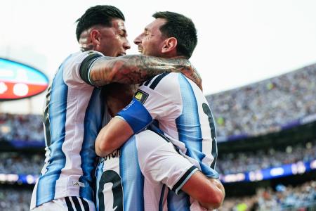 　アルゼンチン―スイス　前半、先制ゴールを決めたマカリテル（下）を祝福するアルゼンチンのメッシ（右）＝カンザスシティー（共同）