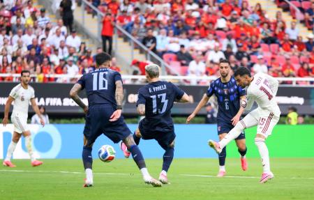 　ウルグアイ―スペイン　前半、先制ゴールを決めるスペインのバエナ（右端）＝グアダラハラ（ゲッティ＝共同）