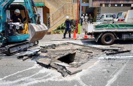 　北九州市小倉南区で道路が陥没した現場＝３日午後