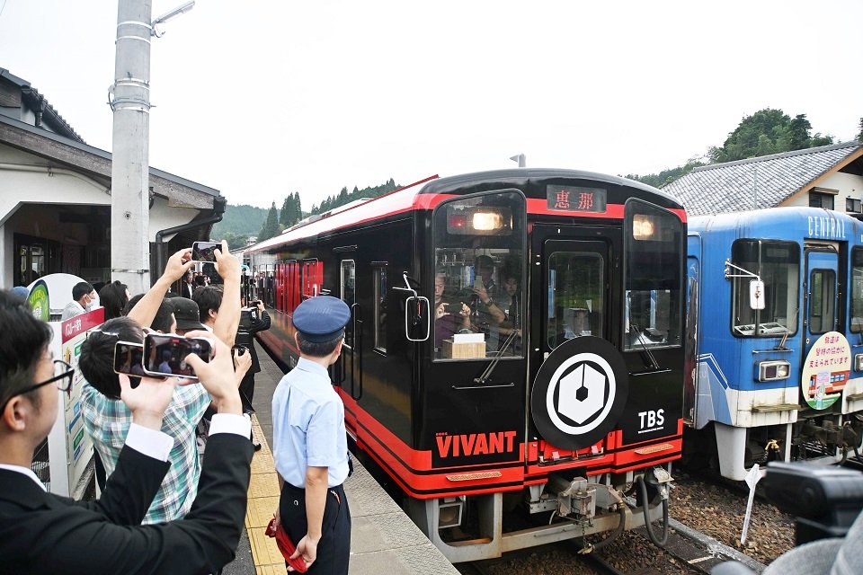 「ＶＩＶＡＮＴ」仕様にラッピングされた列車（資料写真）