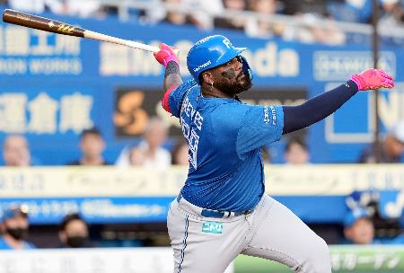 　１回日本ハム無死満塁、レイエスが右越えに先制の本塁打を放つ＝ＺＯＺＯマリン