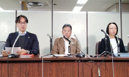 　上告後、弁護団と記者会見する原告の山縣真矢さん（中央）＝１１日午前、東京・霞が関の司法記者クラブ