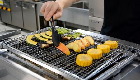 　水素ガスを利用した調理器「水素グリラー」で焼かれる食材＝９日午後、愛知県刈谷市