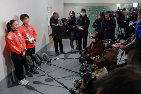 　取材に応じるフィギュアスケート団体で銀メダルを獲得した、アイスダンスの吉田唄菜（左）と森田真沙也＝京都府宇治市
