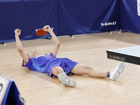 　ジュニアの部男子で初優勝し喜ぶ川上流星＝東京体育館