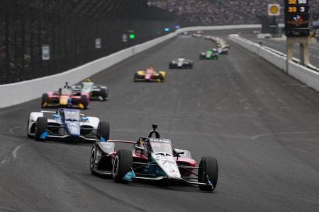 　インディ５００で疾走するホンダの佐藤琢磨＝２５日、インディアナポリス（ＡＰ＝共同）