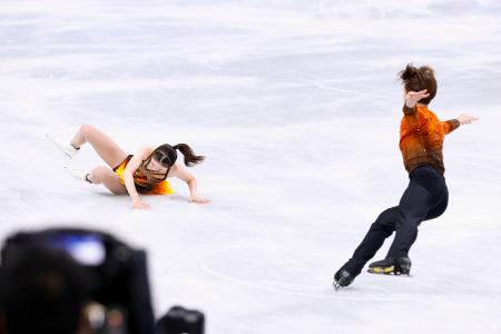 　ペア・ＳＰ　転倒する長岡柚奈（左）、森口澄士組＝ミラノ（共同）