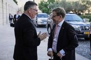 　エルサレムでドイツのワーデフール外相（右）を迎えるイスラエルのサール外相＝７月３１日（ＡＰ＝共同）