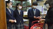 ５００円以上の買い物客に切符を手渡す生徒＝関市下之保、道の駅「平成」