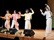 熱唱するモナキのメンバー＝輪之内町中郷新田、町文化会館