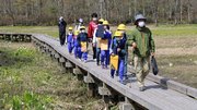 池ケ原湿原の自然を観察する児童ら＝飛騨市宮川町