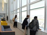 １７階の展望スペースからの眺めを楽しむ市民ら＝６日午前１０時２７分、岐阜市役所
