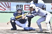 大垣日大×帝京大可児＝６回裏、帝京大可児は河尻のスクイズで同点に＝長良川