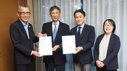 山下清司・関市長（左端）に要望書と調査報告書を手渡す山田武司・関伝日本刀鍛錬技術保存会長（左から２人目）、筆者（同３人目）、調査を担当した大滝絢香・技の環理事