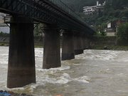 鉄橋の橋脚で波を立てる飛騨川＝１７日午前、岐阜県下呂市湯之島