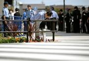 　安倍元首相銃撃事件から４年、現場付近で深々と一礼する女性＝８日午前、奈良市
