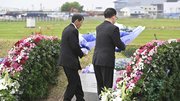 事故から３０年の慰霊式典で献花する遺族会の山本昇会長（左）２６日午後１時５分、愛知県春日井市、やすらぎの園