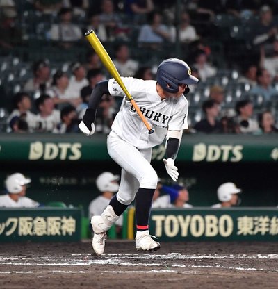 中京×霞ケ浦＝７回裏中京１死一、二塁、鈴木が左前適時打を放つ＝甲子園