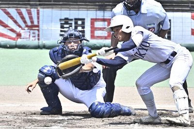 大垣日大×帝京大可児＝６回裏、帝京大可児は河尻のスクイズで同点に＝長良川