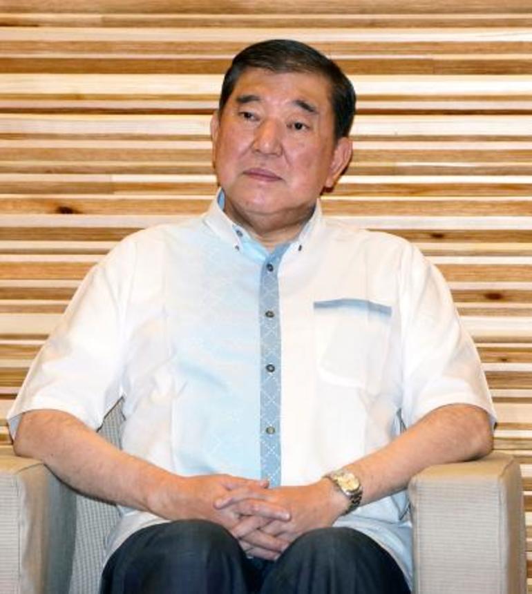 　閣議に臨む石破首相＝３日午前、首相官邸