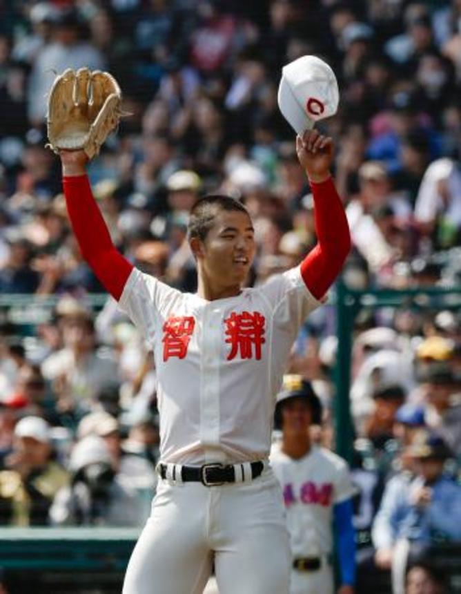 　花咲徳栄を破り、喜ぶ智弁学園・杉本＝甲子園