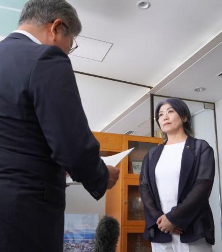 　静岡県伊東市議会の中島弘道議長（左）の請求書読み上げを聞く田久保真紀市長＝６日午後、伊東市役所