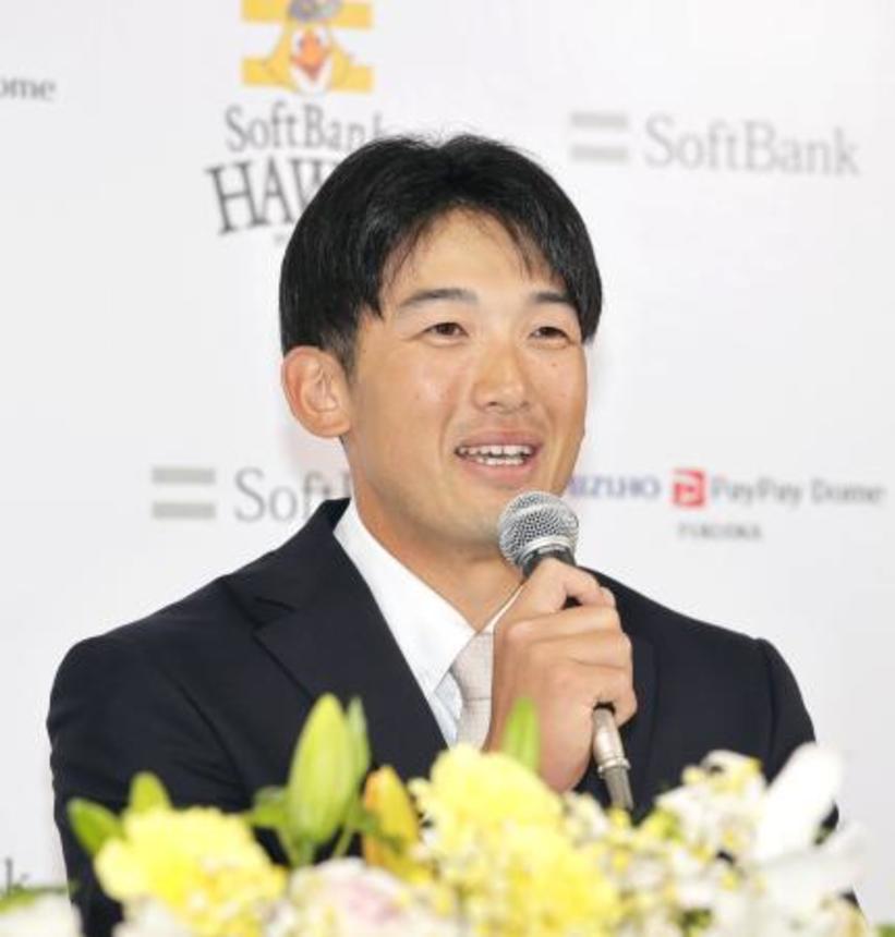 　横浜からトレードでソフトバンクに入団し、記者会見する山本祐＝１３日、みずほペイペイドーム