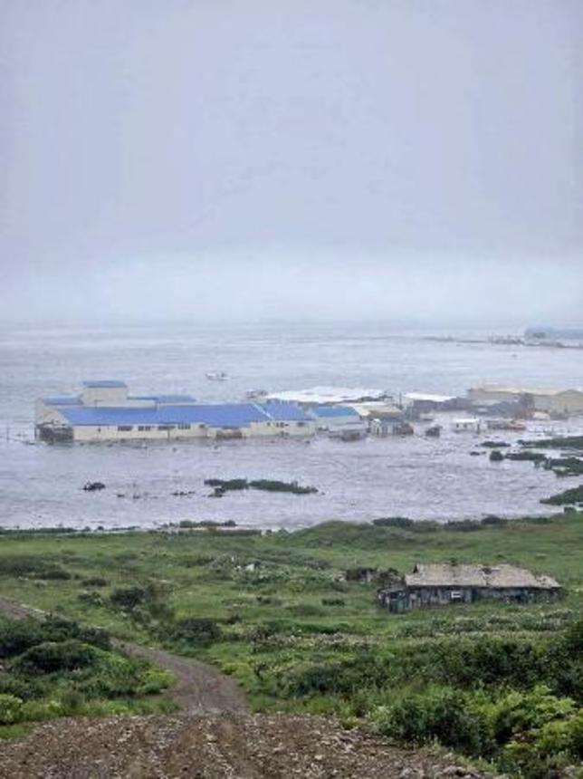 　津波が押し寄せた千島列島北部パラムシル島セベロクリーリスクの海岸とされる写真。工場が波にのまれたとしている（ロシア紙イズベスチヤの通信アプリより。３０日に投稿された）