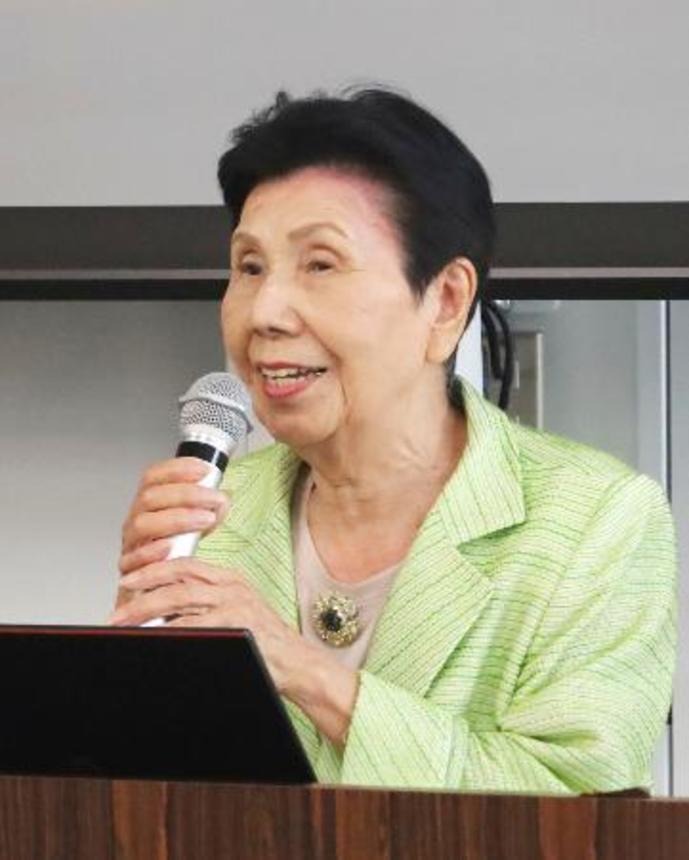 　愛知県立大で講演する袴田巌さんの姉ひで子さん＝２２日午後、長久手市