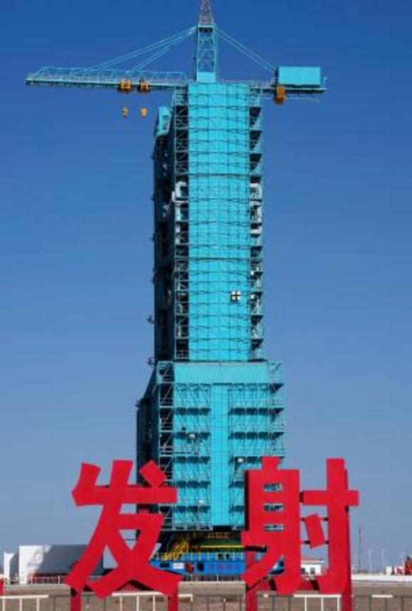 　中国の有人宇宙船「神舟２１号」を搭載したロケットの発射場＝３０日、中国・酒泉衛星発射センター（共同）