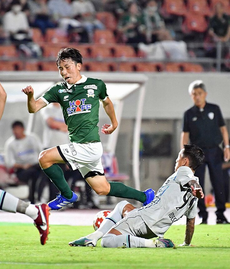 ＦＣ岐阜×福岡＝延長前半、相手のスライディングタックルを受けるＦＣ岐阜のＭＦ山内彰＝長良川競技場
