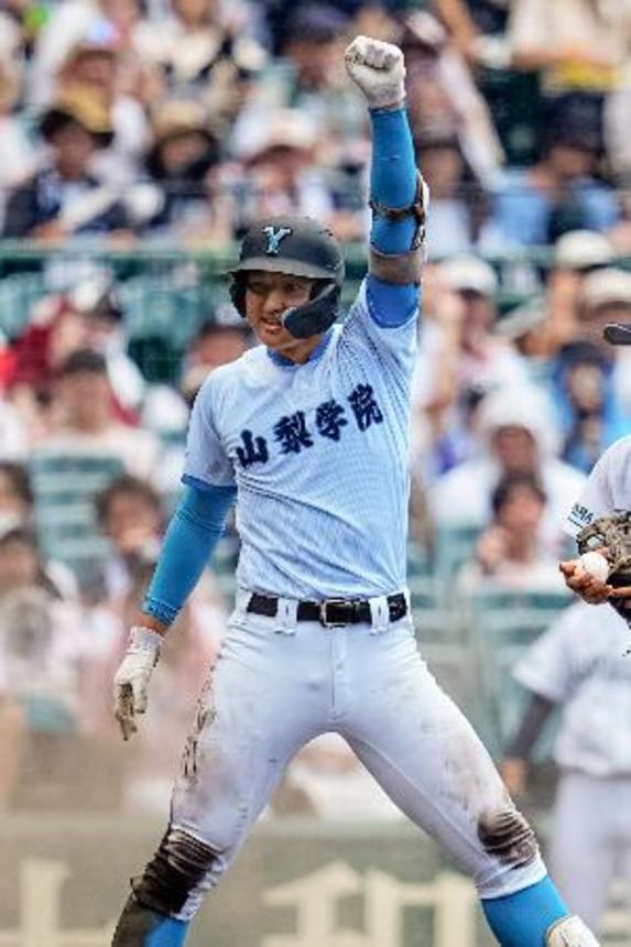 　山梨学院―岡山学芸館　５回表、適時三塁打を放ち拳を突き上げる山梨学院・菰田＝甲子園