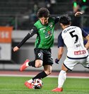 ＦＣ岐阜×大宮＝前半、相手陣内に攻め込むＦＣ岐阜のＦＷ山内＝長良川競技場