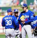 　ガーディアンズ戦の１回途中、ロバーツ監督（３０）に降板を告げられるドジャース・佐々木（１１）＝グッドイヤー（共同）