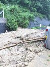 車両が巻き込まれる土砂崩れが起きた現場＝２１日午前、中津川市坂下（県提供）