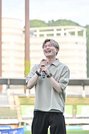 古巣・ＦＣ岐阜のホーム戦に駆けつけ、笑顔で話す古橋亨梧＝岐阜市長良福光、長良川競技場