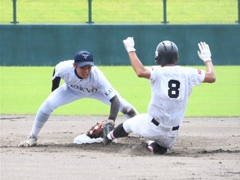 帝京大可児×関商工＝４回表、二盗を狙った一走をタッチアウトにする帝京大可児の美野田＝大野