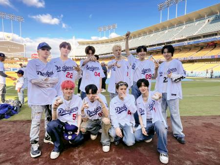 　ドジャースタジアムを訪れた韓国発の男性１０人組グループ「ＴＲＥＡＳＵＲＥ」＝１６日（共同）