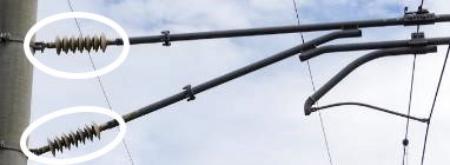 　ＪＲ７社で共通化した架線と電柱を絶縁するための部品（丸囲み部分）（ＪＲグループ提供）