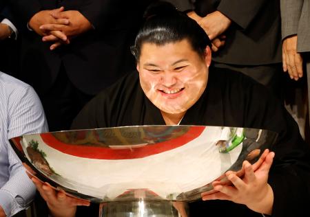 　大相撲夏場所で優勝し、笑顔で祝杯を手にする大の里＝２５日、茨城県つくば市内のホテル