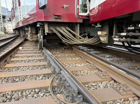 　脱線した近鉄の電車＝６月、京都市（同社提供）