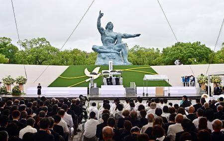 　原爆投下から８０年となり、長崎市の平和公園で営まれた「長崎原爆犠牲者慰霊平和祈念式典」＝９日午前（代表撮影）