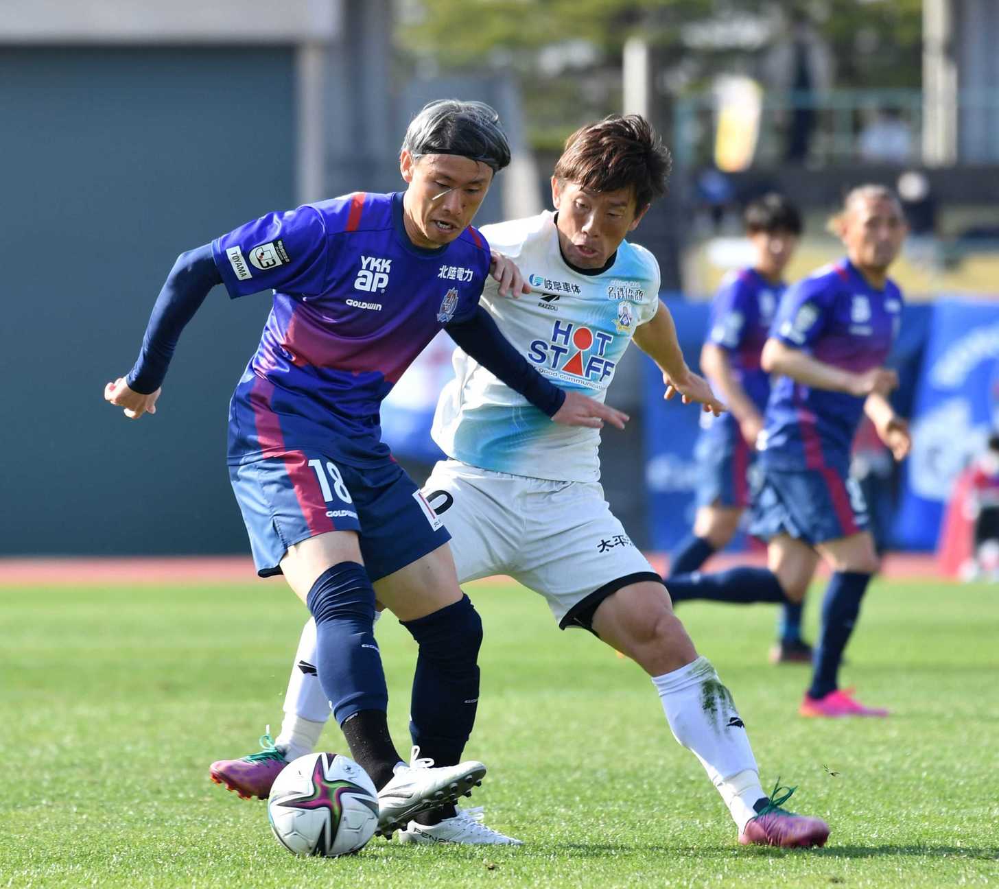 富山×ＦＣ岐阜＝後半、相手にプレスを仕掛けるＦＣ岐阜のＤＦ宇賀神（右）＝富山県総合運動公園陸上競技場