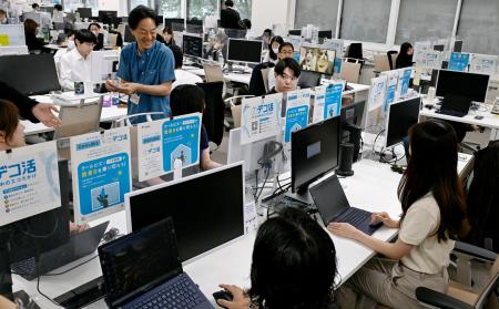 　「クールビズ」のシーズンを迎え、軽装で勤務する環境省の職員＝１日午前