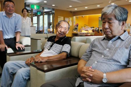 　フィリピンから来日し、異母弟の宏之さん（右端）と対面した日系２世の竹井ホセさん（右から２人目）＝６日午後、大阪府河内長野市