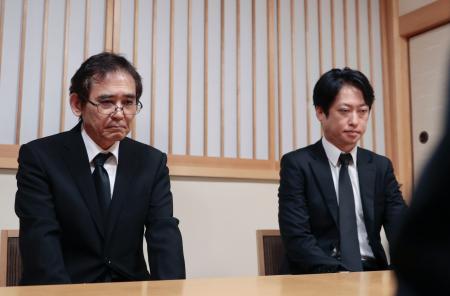 　大竹玖瑠美さんの通夜に訪れ親族と面会するテナント会社幹部＝２日夜、熊本市
