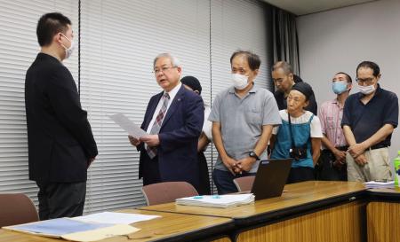 　最高裁判決を受け、厚労省で担当者（左端）に要請書を提出する原告団＝７日午後