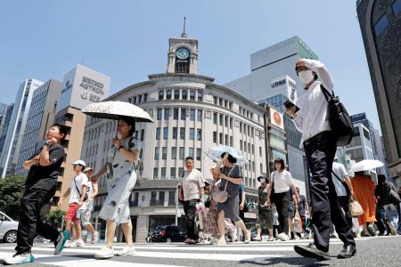 　暑さの中、東京・銀座を歩く人たち＝１７日午前