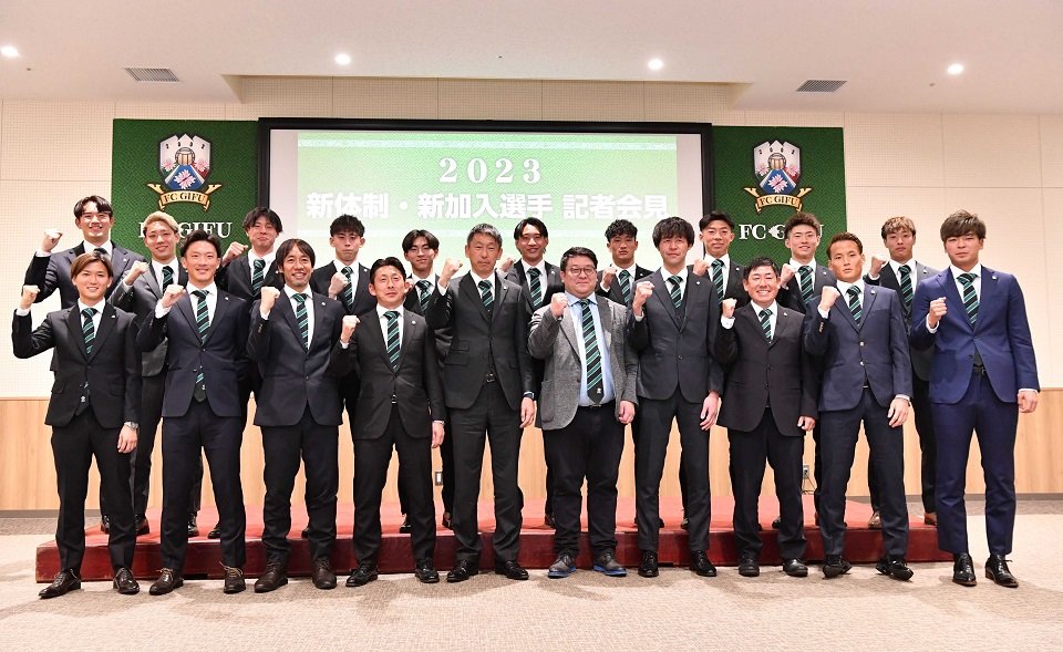 新体制発表会で今季の意気込みを語った上野優作監督（前列左から５人目）や新加入選手ら＝岐阜市正木中、マーサ２１