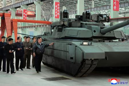 　戦車工場を視察する北朝鮮の金正恩朝鮮労働党総書記（右端）（朝鮮中央通信＝共同）
